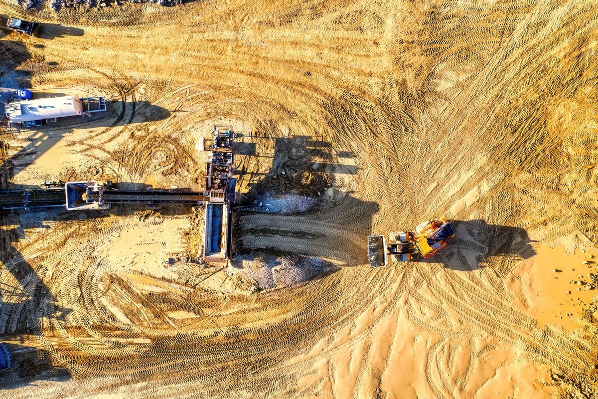 Vista aérea de un frente de obra con maquinaria y movimiento de tierras