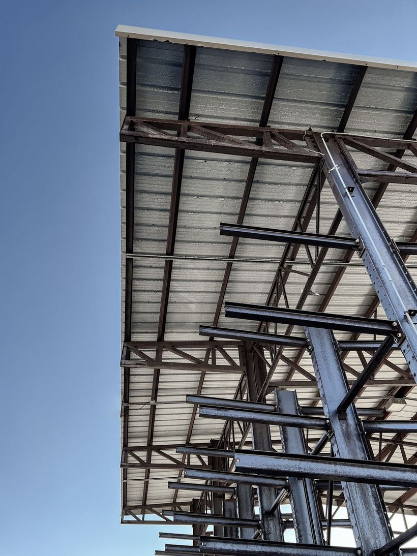 Sistema de techo y estructura metálica en montaje