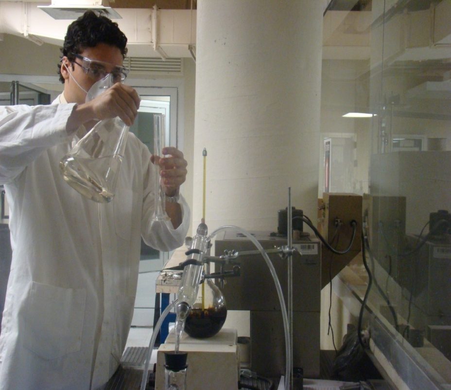Técnico en el laboratorio de asfaltos